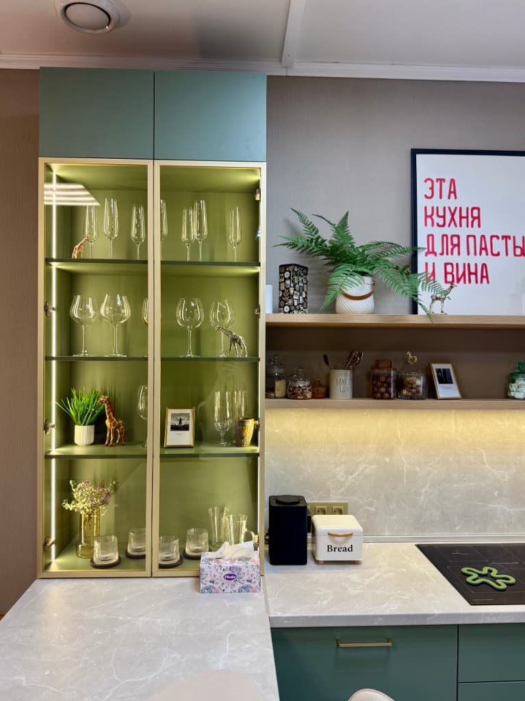 Витрина с подсветкой в кухне на заказ